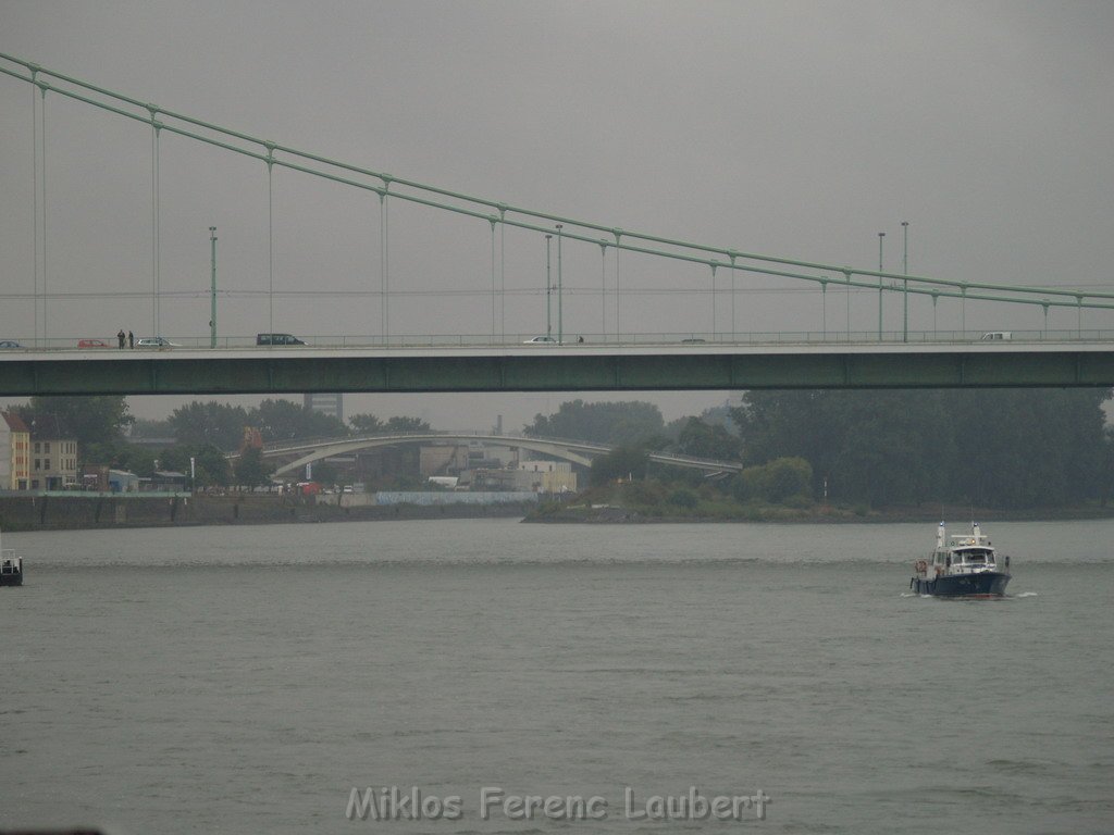 Person gesprungen Koeln Muelheim Muelheimer Bruecke    P20.JPG